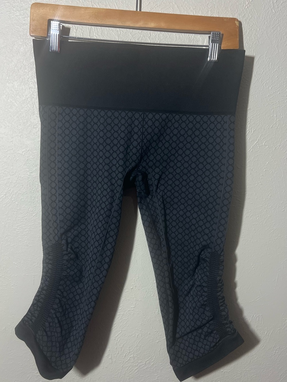 Women’s Lululemon Grey and Black Patterned Leggings size 8